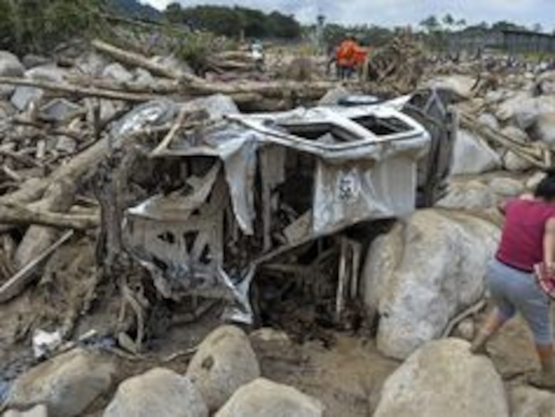 Frenética búsqueda de sobrevivientes tras alud en Colombia