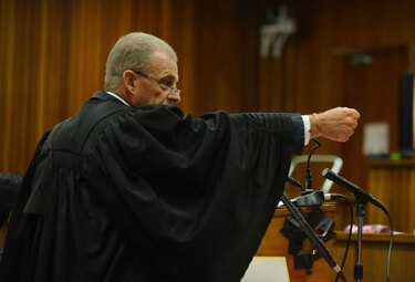 Fiscal Nel argumenta que Pistorius ajustó mira para balear a su novia