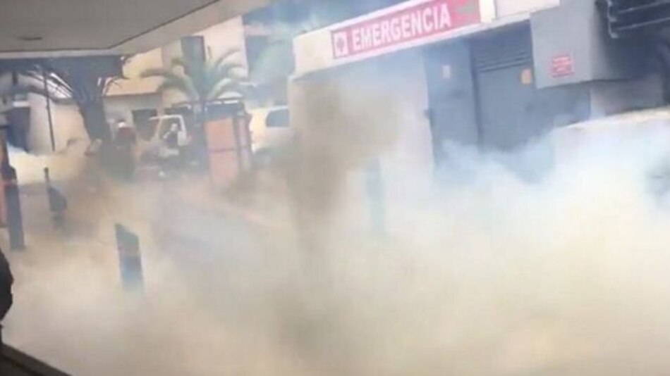 Evacuan en Venezuela a pacientes de clínica impactada por bombas lacrimógenas