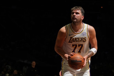 130-137. Doncic lidera a los Lakers en Indiana con Caitlin Clark de fotógrafa especial