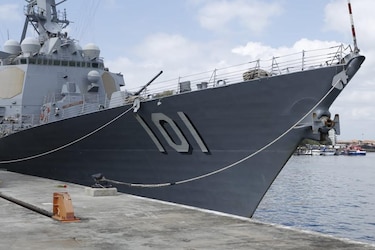 El portaaviones USS Nimitz y el destructor USS Gridley llegan a la bahía de Panamá