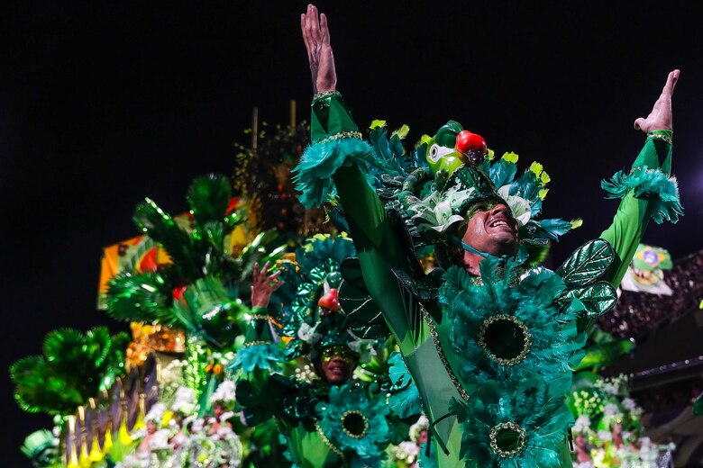 Un homenaje a la fruta del anacardo abre el segundo día de desfiles en el carnaval de Río