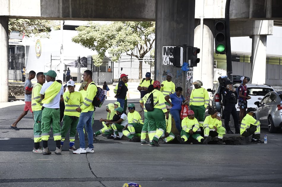 Trabajadores de aseo de la ciudad capital siguen en huelga; los desechos se acumulan en las calles