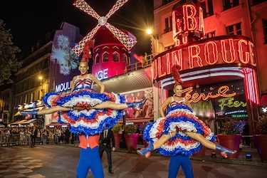 El Moulin Rouge saca el cancán a la calle para festejar sus nuevas aspas