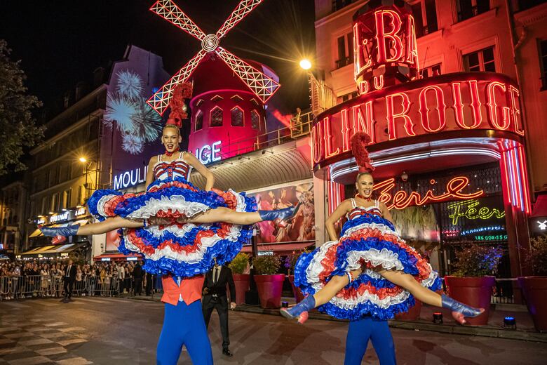 El Moulin Rouge saca el cancán a la calle para festejar sus nuevas aspas