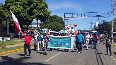 Un grupo de santeños protestan contra reformas constitucionales