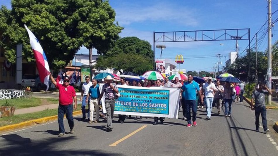 Un grupo de santeños protestan contra reformas constitucionales