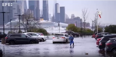 Se inunda Nueva York: dos hombres pierden la vida atrapados en sótanos durante tormenta