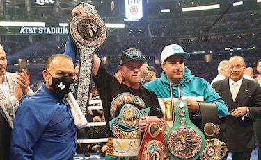 Demetrius Andrade lanza reto a ‘Canelo’ Álvarez en público
