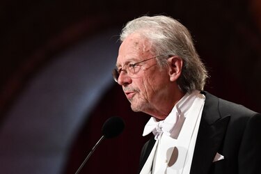 Handke recibe el Nobel de Literatura en Estocolmo bajo una lluvia de críticas