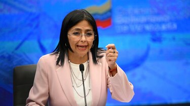 Quién es Delcy Rodríguez, la poderosa vicepresidenta de Venezuela a quien el Tribunal Supremo de Justicia nombró sucesora de Maduro