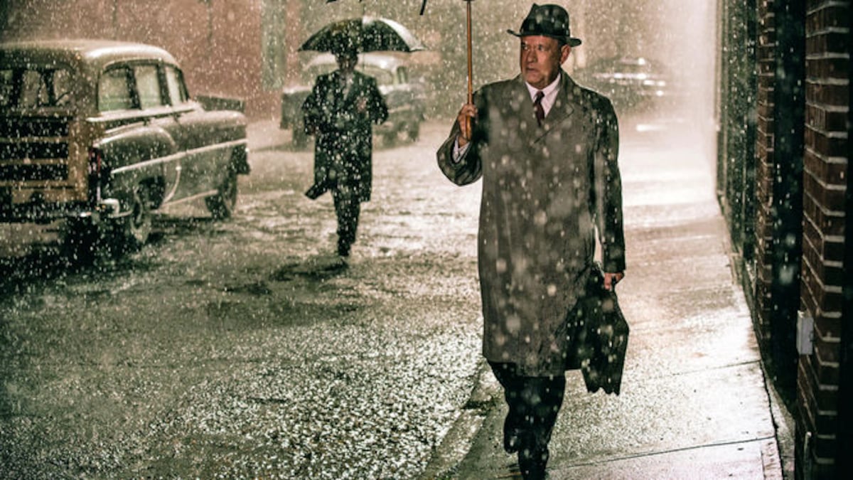 En ‘Puente de espías’, Tom Hanks interpreta a James Donovan, un abogado que termina defendiendo a un espía soviético.