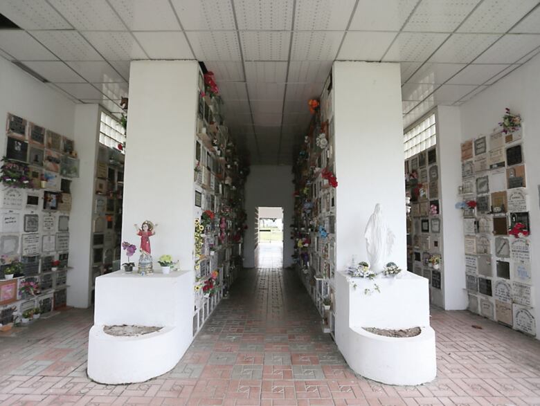 Apilar cadáveres, una opción ante el colapso de las morgues