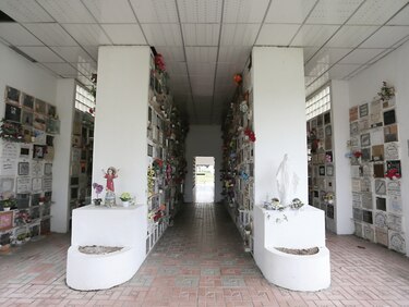 Apilar cadáveres, una opción ante el colapso de las morgues