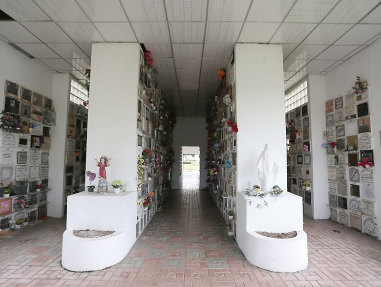 Apilar cadáveres, una opción ante el colapso de las morgues