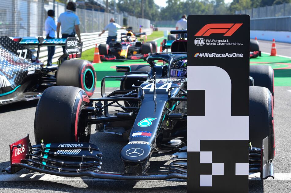 Lewis Hamilton logra la ‘pole’ en Monza escoltado por su compañero Bottas