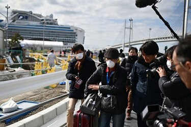 Pasajeros del crucero ‘Diamond Princess’ desembarcan tras cuarentena en Japón