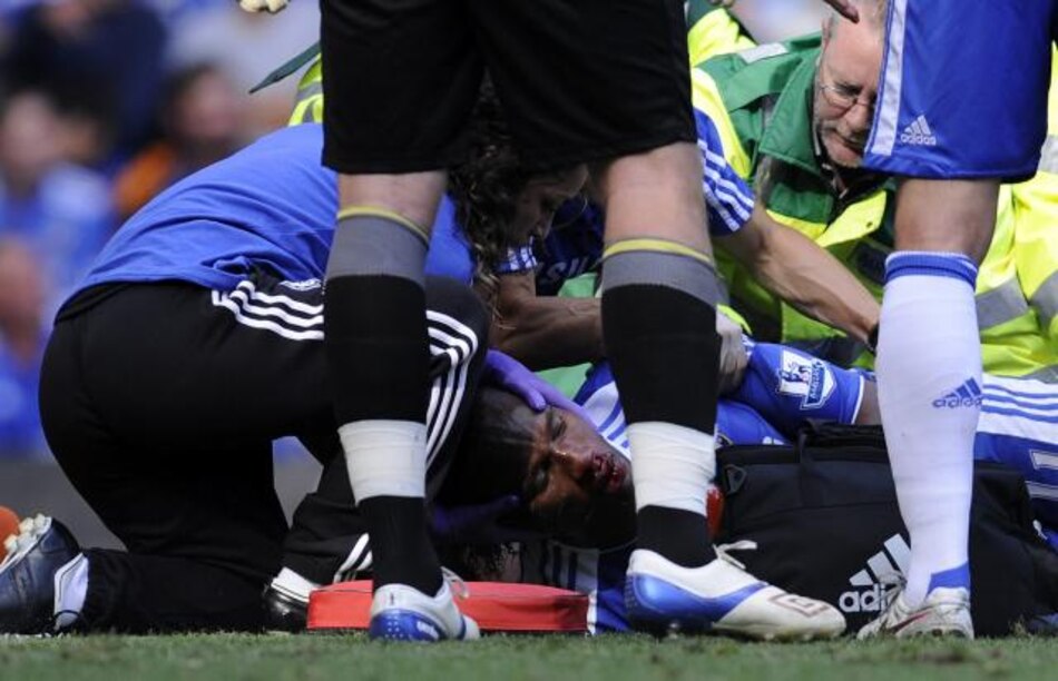 Drogba, retirado en camilla, inconsciente y con una lesión en el cuello