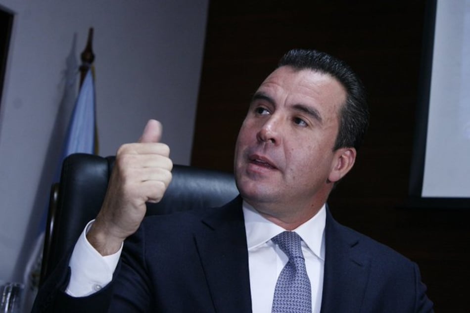 Exministro guatemalteco acusado de corrupción se entrega a la justicia
