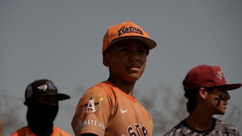Los niños migrantes venezolanos en Perú que están utilizando el béisbol para reconectarse con su país