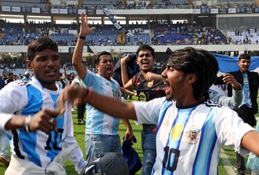 Aficionados indignados lanzan sillas y botellas en un evento de Messi en India