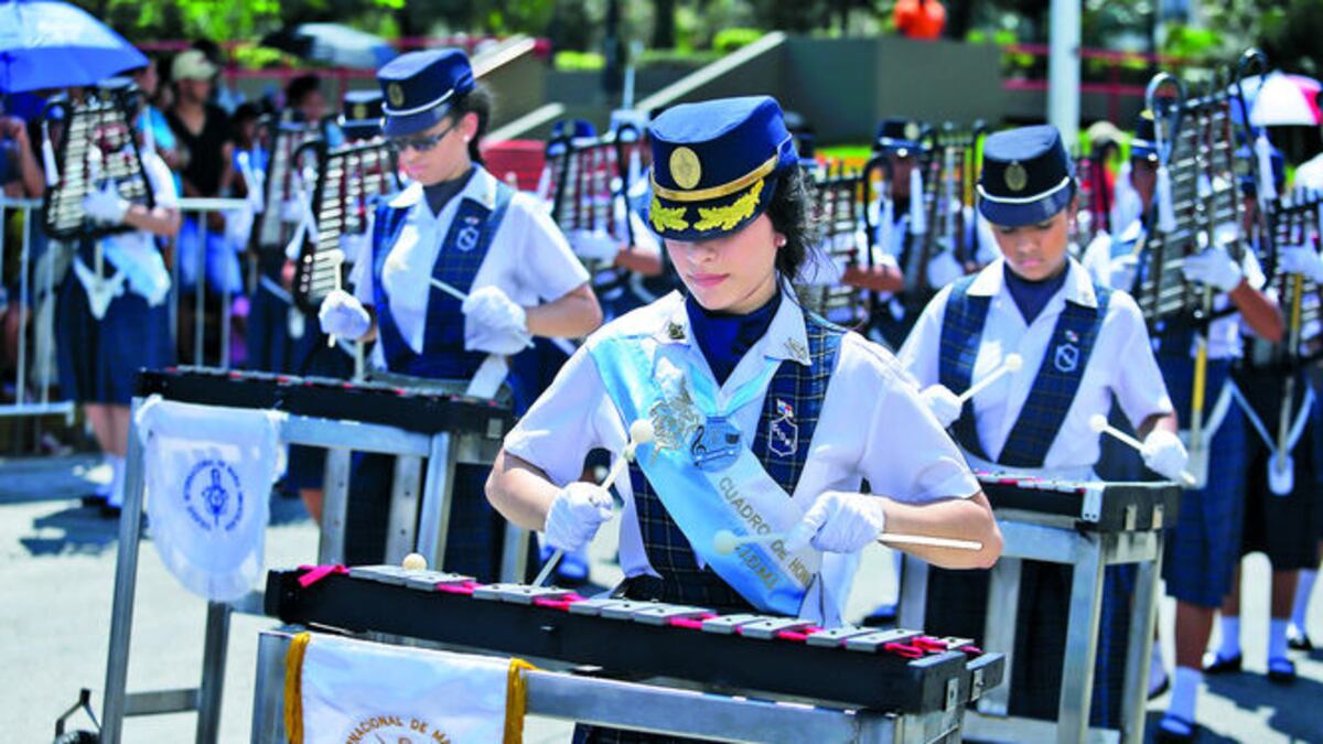 Los desfiles se iniciaron a las 9:30 a.m. con los estamentos de seguridad, entidades del Estado y escuelas. En la foto, el Colegio Internacional María Inmaculada.