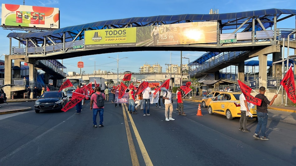 Trabajadores de la construcción cierran de vías en la capital y en el interior del país