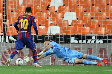 Messi logra un doblete y acaricia título de máximo goleador en España