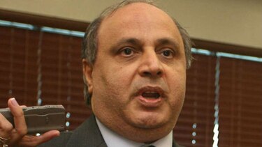 Abdul Waked intenta desvincularse de Nidal Waked