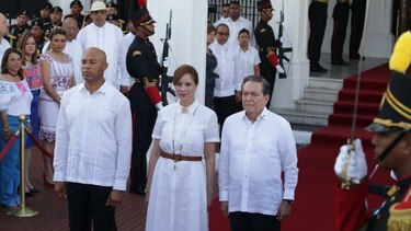 Mariano Rivera recibe el pabellón nacional y llama a disfrutar de las efemérides patrias