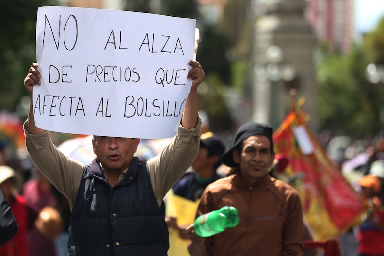 Mayor sindicato obrero boliviano confirma huelga contra el retiro del subsidio a combustibles