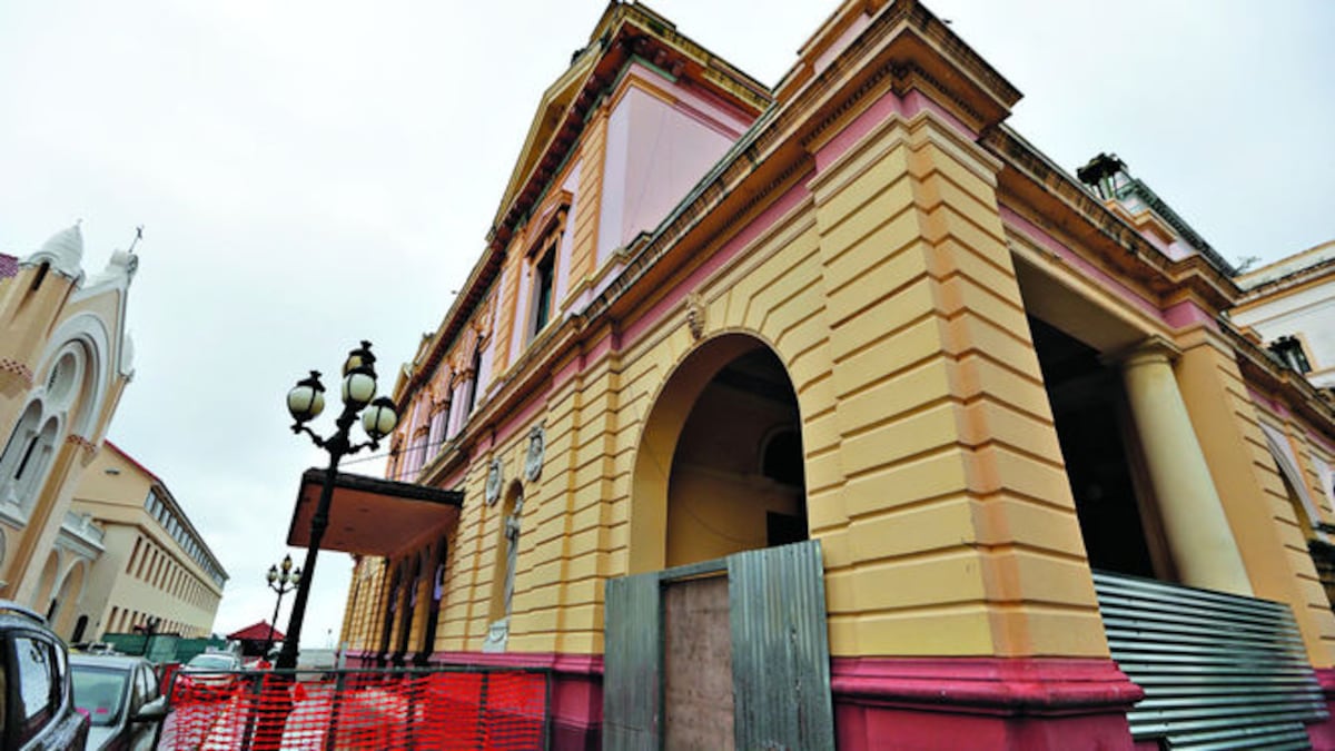 El edificio del Museo Antropológico Reina Torres de Araúz fue la sede del ferrocarril en la década de 1950. El Teatro Nacional es una obra del arquitecto Genaro Ruggieri, con un esti