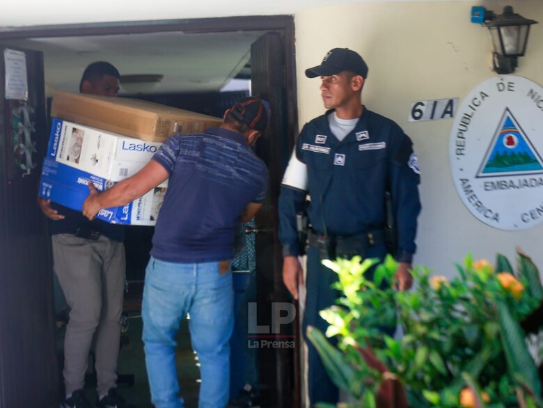 Martinelli es visitado por su hija, abogados y aliados políticos; mientras se queda con Bruno, su mascota