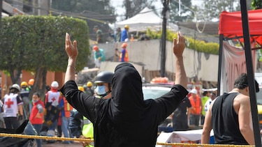 La angustiante búsqueda de niños bajo los escombros de su escuela en México