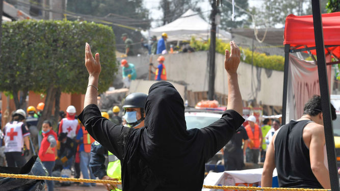 La angustiante búsqueda de niños bajo los escombros de su escuela en México