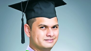 Recibe título universitario