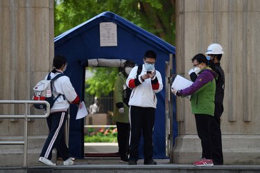 Los estudiantes chinos vuelven a clases con grandes medidas de seguridad y temor al coronavirus