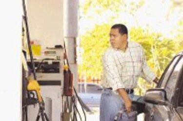 Denuncian actos dilatorios en juicio a petroleras