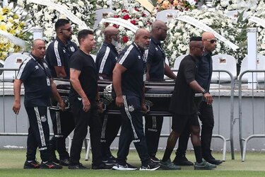 Aficionados y autoridades dan su último adiós a Pelé en Brasil
