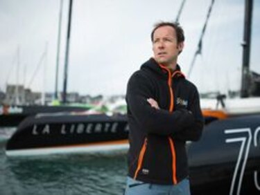 Thomas Coville bate récord de vuelta al mundo a vela en solitario