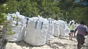Las Perlas se sacude el plástico
