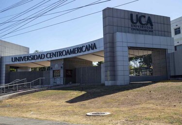 Estudiantes alarmados tras ser congeladas las cuentas de la universidad UCA en Nicaragua