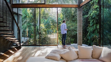 Por qué Costa Rica se convirtió en la nación con el mayor aumento de millonarios extranjeros en América Latina y qué efectos provoca en el país