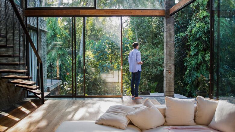 Por qué Costa Rica se convirtió en la nación con el mayor aumento de millonarios extranjeros en América Latina y qué efectos provoca en el país