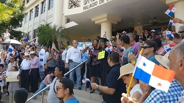 ‘Justicia, justicia’, reclaman manifestantes desde las escalinatas de la Corte Suprema