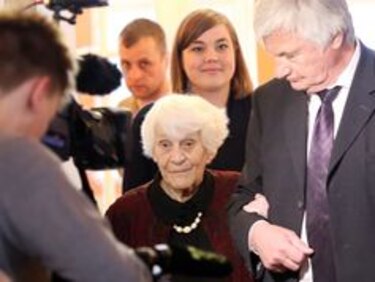 Mujer recibe doctorado a los 102 años de edad
