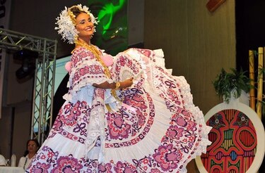 Encuentro folclórico para conmemorar el Día Mundial del Folclore