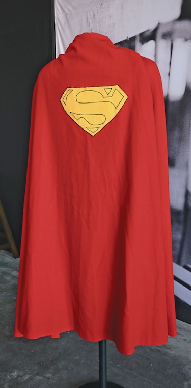 Subastan la capa de la primera película de Superman