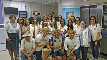 Fundacáncer lleva serenata a padres del Instituto Oncológico