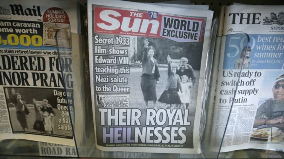 Diario publica imágenes de reina Isabel II de niña realizando el saludo nazi